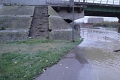 1-4_DF-53779_Het fietspad onder de brug op linkeroever staat wel onder water